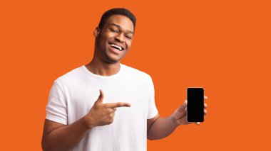Siyah, boş cep telefonu ekranı gösteren afro adam.