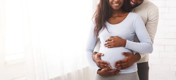 Foto recortada de abraçar casal grávida tocando barriga — Fotografia de Stock