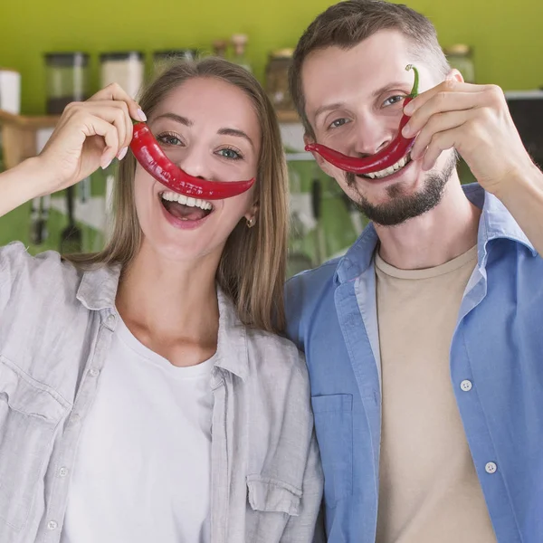 Retrato de feliz pareja milenaria con pimienta en lugar de bigote — Foto de Stock