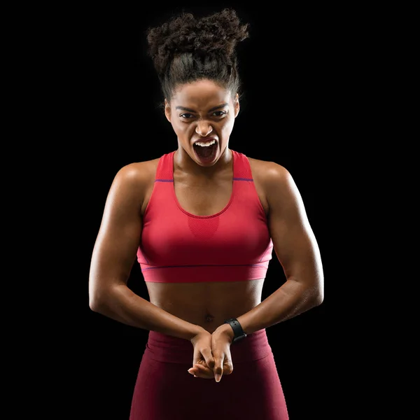 Donna bodybuilder aggressivo in posa sulla macchina fotografica, flessione dei muscoli — Foto Stock