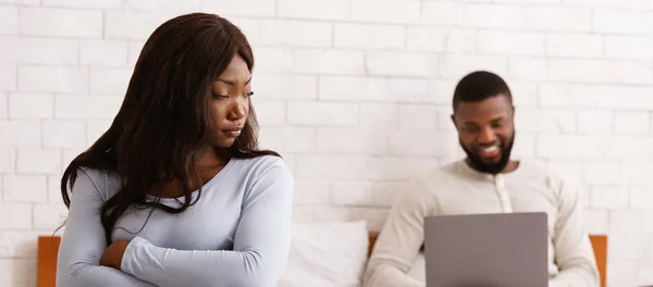 Crisis de pareja. Hombre usando el ordenador portátil, no prestando atención a la esposa — Foto de Stock