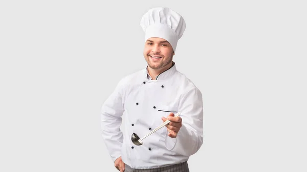 Chef alegre hombre sosteniendo cucharón de pie sobre fondo blanco, Panorama —  Fotos de Stock