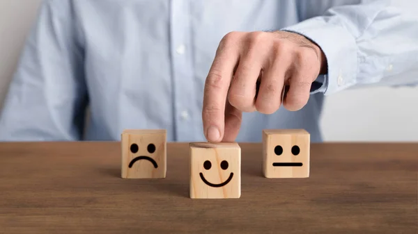 De klanten hand kies de happy face glimlach pictogram — Stockfoto