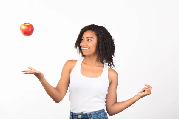 Portret van een zwarte vrouw die met appel speelt — Stockfoto