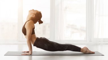 Yoga yapan Yogi kadın esneme hareketi yapıyor, Kobra egzersizi yapıyor.