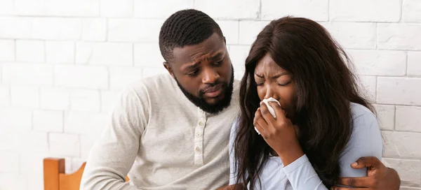 Black man comforting his sick pregnant wife at home — 스톡 사진