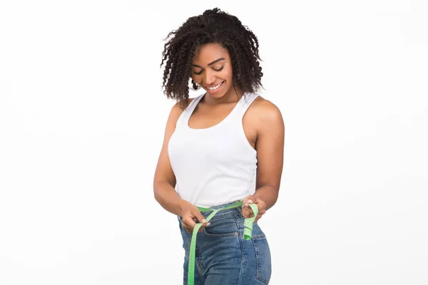 Retrato de feliz jovem mulher negra com fita métrica — Fotografia de Stock