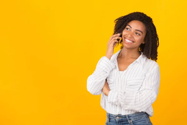 Glückliches Afro-Model, das auf dem Handy spricht — Stockfoto