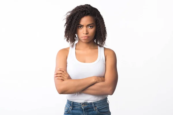 Zbliżenie sfrustrowanej afro dziewczyny ze złożonymi ramionami — Zdjęcie stockowe