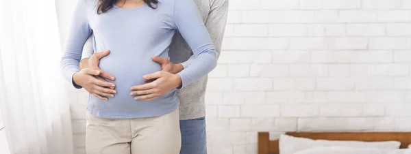 Liebevoller Ehemann, der seine schwangere Frau zärtlich am Bauch berührt — Stockfoto