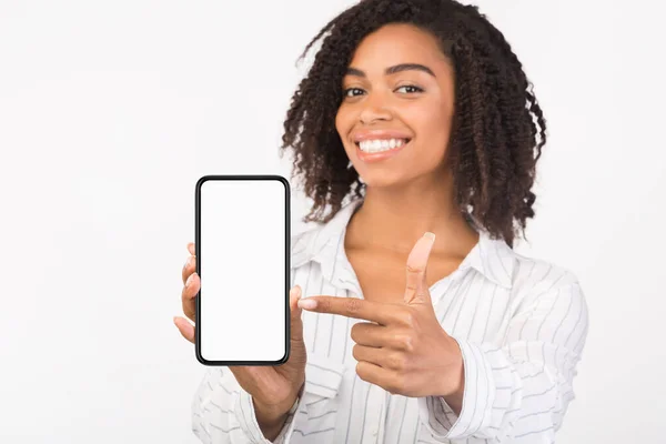 Ευτυχισμένο μαύρο κορίτσι δείχνει λευκό οθόνη του κινητού — Φωτογραφία Αρχείου