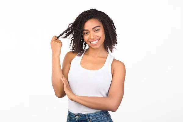 Noir fille jouer avec son cheveux regarder caméra — Photo