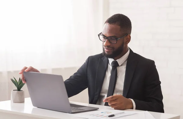 Jeune manager travaillant avec un ordinateur portable dans son bureau — Photo