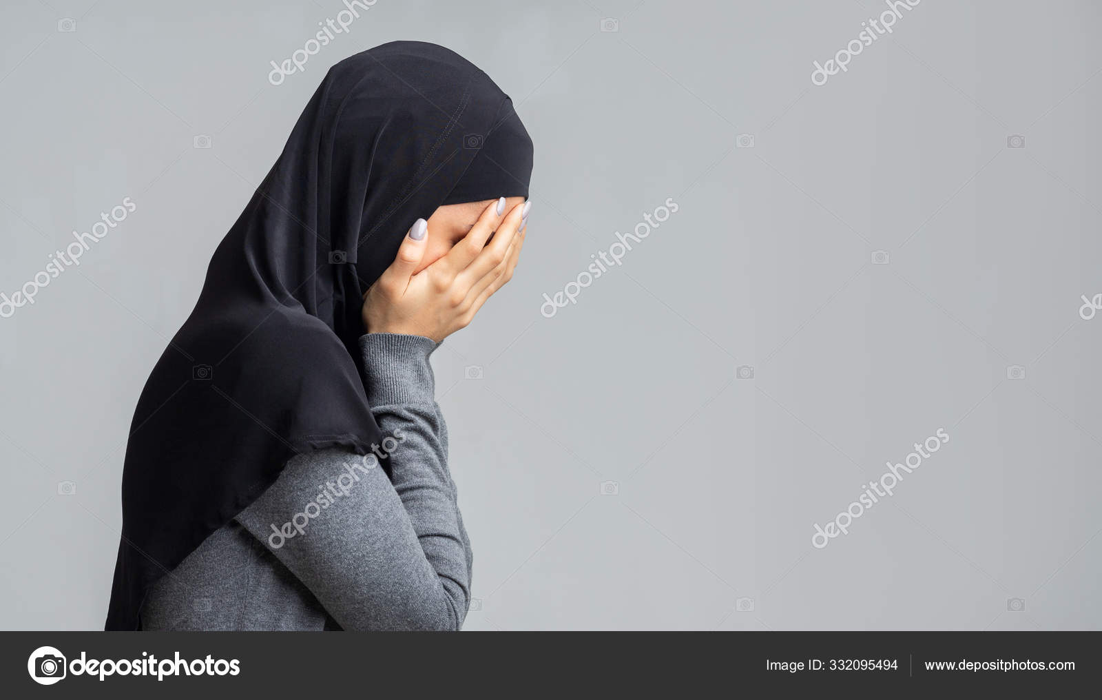 Perfil retrato de triste chorando mulher muçulmana preta em hijab