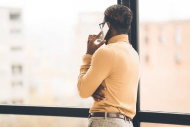 Telefonda konuşan tanınmayan afro adam.