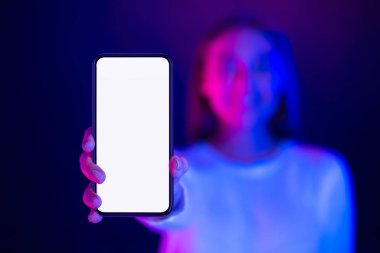 Güzel uygulama. Telefonu boş ekran ile gösteren kız