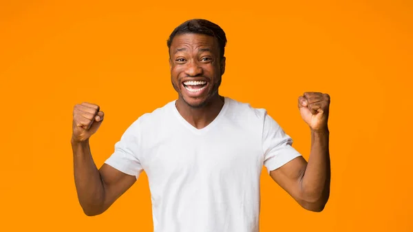 Africano americano cara gritando Gesturing sim em fundo laranja, Panorama — Fotografia de Stock
