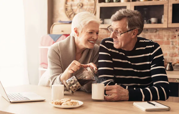 Liebendes Seniorenpaar genießt den gemeinsamen Morgen in der Küche — Stockfoto