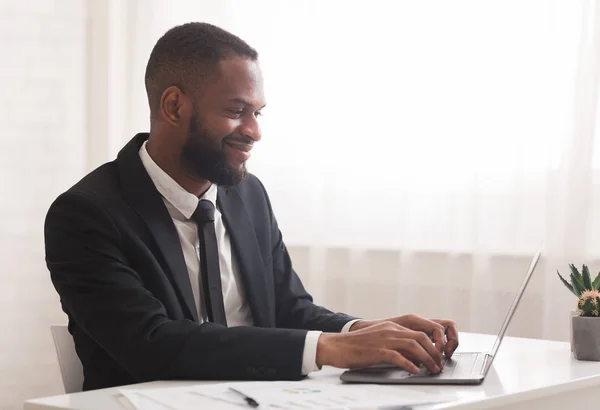 Homme d'affaires heureux bavarder avec des clients ou des partenaires — Photo