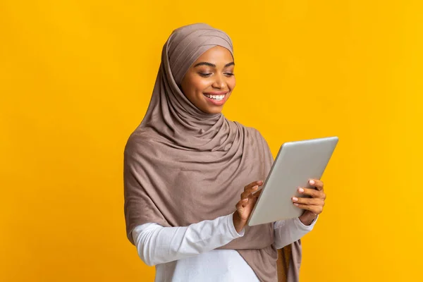 Portrait of smile afro muslim girl in hijab using digital tablet — Stok Foto