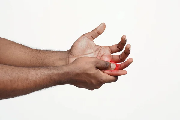 Крупным планом человек массирует свой болезненный палец — стоковое фото