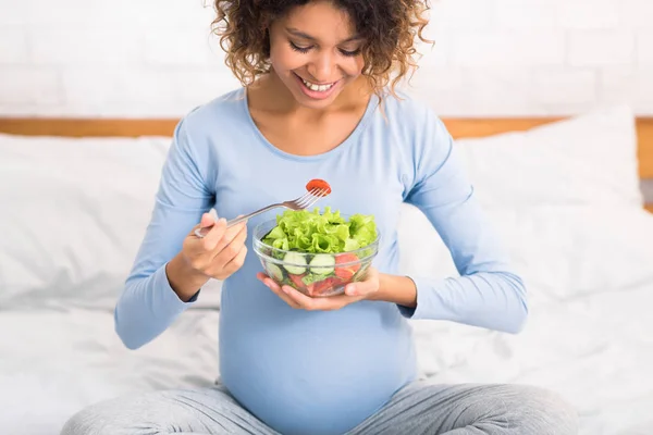 Hora del aperitivo. Mujer embarazada negra disfrutando de ensalada fresca — Foto de Stock