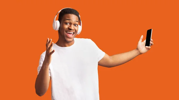 Closeup of handsome black man listening to music — Stock Photo, Image