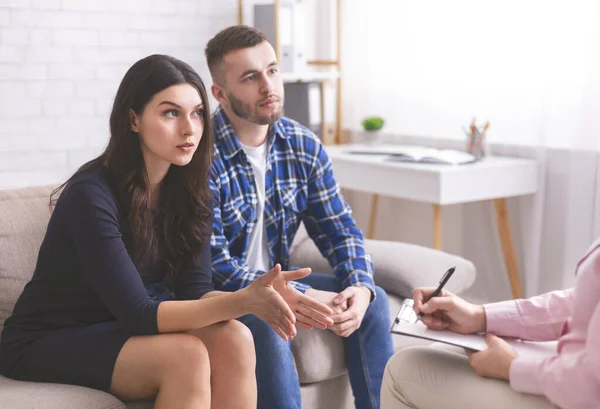 Pareja irritada discutiendo sus problemas en terapia matrimonial — Foto de Stock