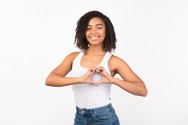 Souriant afro-américaine fille montrant geste de coeur — Photo