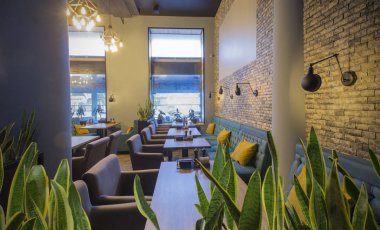Duvarları tuğlalı, tavan arası tarzında modern bir restoran.