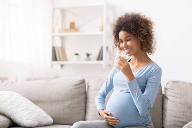 Hamilelikte süt ürünleri. Doğal süt içen kadın
