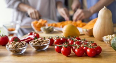 Sağlıklı ürünlerden yemek yapan tanınmayan mutlu çift.
