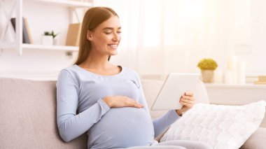 Beklenilen Kadın Evdeki Koltukta Oturan Dijital Tablet Kullanıyor