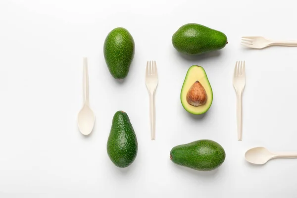 Creatieve platte lay-out van avocado 's en biologisch afbreekbaar bestek voor eenmalig gebruik — Stockfoto