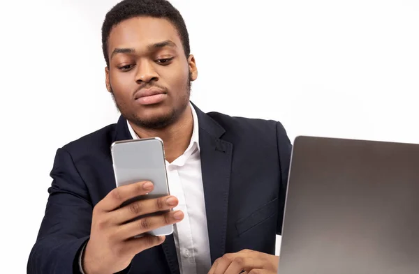 Afro gerente usando telefone celular no trabalho — Fotografia de Stock