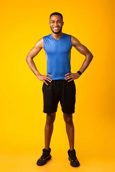 Full length beeld van lachende gelukkig zwart fit guy — Stockfoto