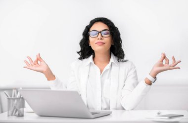 İspanyol menajer iş yerinde meditasyon yapıyor.