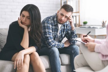 Terapistle evlilik danışmanlığında eşleri üzmek