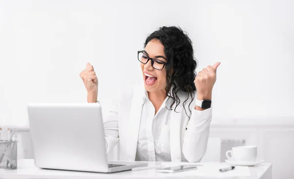 Happy hispanic girl yelling at work place — Stock Photo, Image