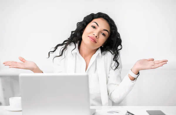 Verward hispanic meisje shrugging kijken naar camera — Stockfoto