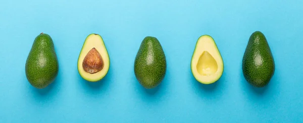 Eco wegwerp single up bestek met avocado zaden op blauw — Stockfoto