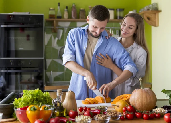 Pojkvän skära friska pumpa för att förbereda vegan soppa eller paj — Stockfoto