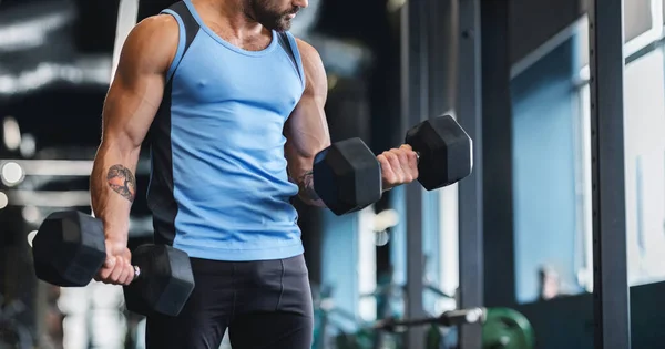 Muskelsportler greift im Fitnessstudio zur Hantelstange — Stockfoto