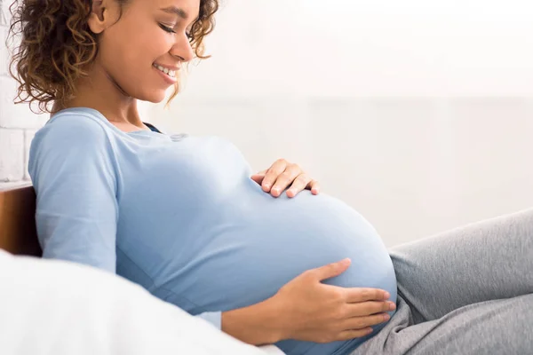 Várakozási koncepció. Afro terhes nő fekszik az ágyban — Stock Fotó