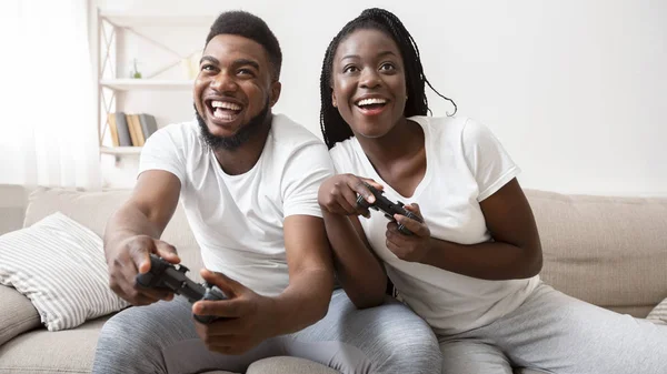 Alegre afro pareja compitiendo entre sí en el videojuego —  Fotos de Stock