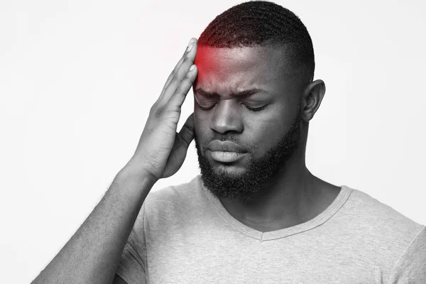 Hombre que sufre de migraña, tocándose la frente — Foto de Stock