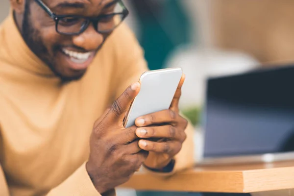 Impresionado afro chico emocionado con inesperada lotería en línea ganar — Foto de Stock