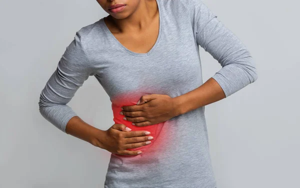 アフリカの女性は肝臓の痛みに苦しみ — ストック写真
