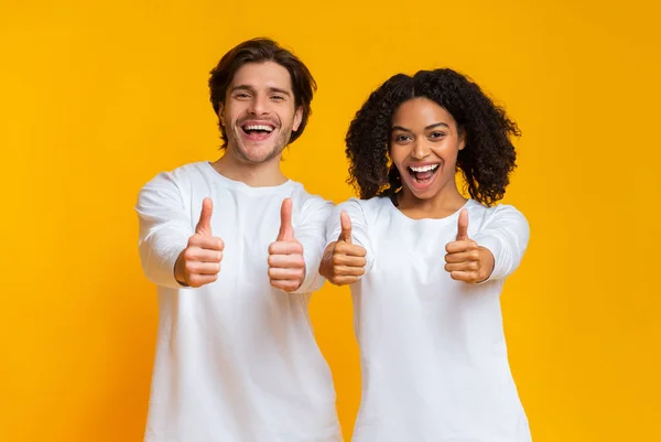 Glada interracial par visar tummen upp Gesture vid kameran — Stockfoto