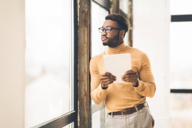 Tablet kullanarak rüya gören afro yönetici